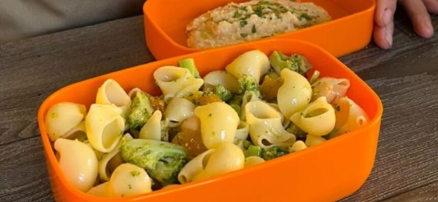 Oggi in cucina con Ilaria Bertinelli – Schiscette o lunch box, idee per pranzi fuori casa: Pasta con crema di ceci e broccoli