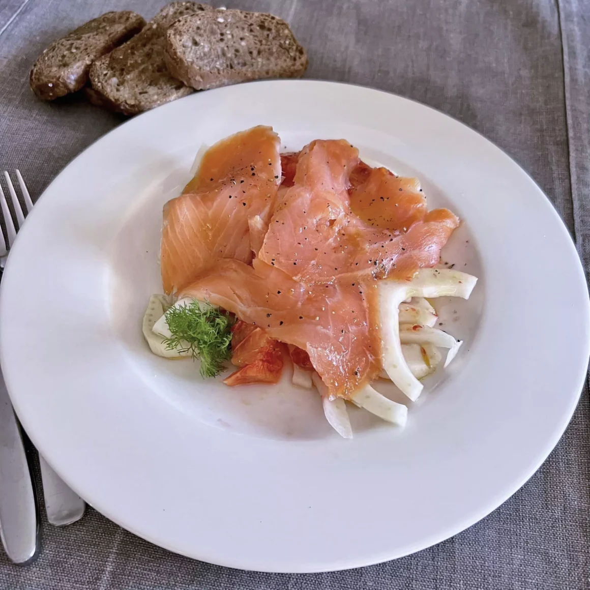 “Mangiare con gli Occhi”: In Cucina con Tina Radicchio – Salmone affumicato, finocchi e arance 