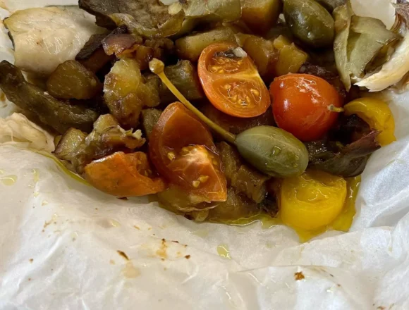 “Mangiare con gli Occhi”: In Cucina con Tina Radicchio – Filetti di orata in cartoccio con patate e carciofi olive e fiori di cappero