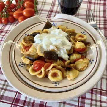 “Mangiare con gli Occhi”: In Cucina con Tina Radicchio – Orecchiette melanzane, pomodorini e stracciatella