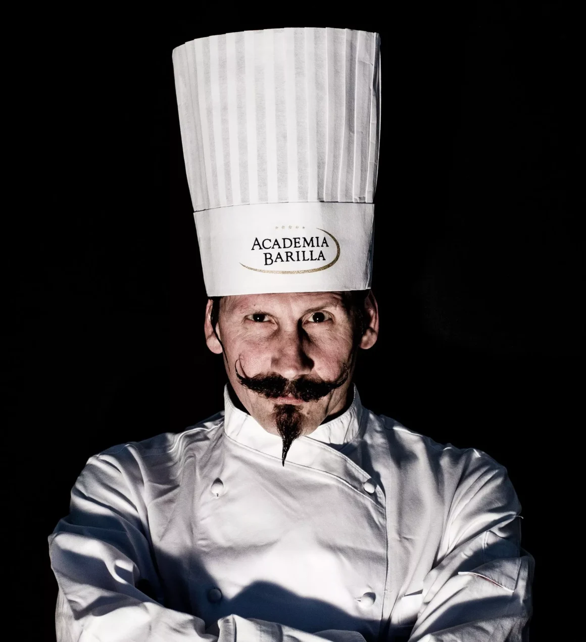 Il ritratto di Armando Capochiani, eclettico chef e fotografo “ArchiChef”: di “Alba Simigliani”