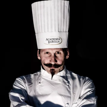 Il ritratto di Armando Capochiani, eclettico chef e fotografo “ArchiChef”: di “Alba Simigliani”