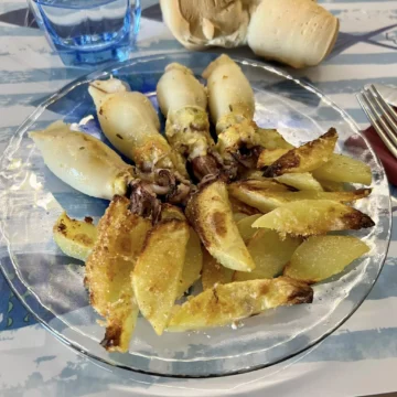 “Mangiare con gli Occhi”: In Cucina con Tina Radicchio – Calamaretti al forno con patate