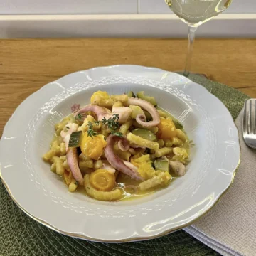 “Mangiare con gli Occhi”: In Cucina con Tina Radicchio – Passatelli con moscardini zucchine e datterini gialli