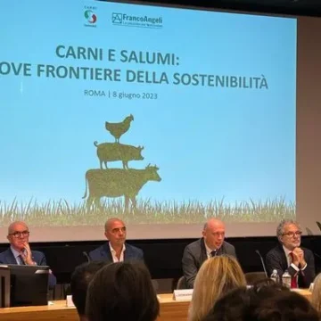 “Carni e salumi: le nuove frontiere della sostenibilità”, un libro svela il volto ecocompatibile dell’allevamento: di Cristina Latessa