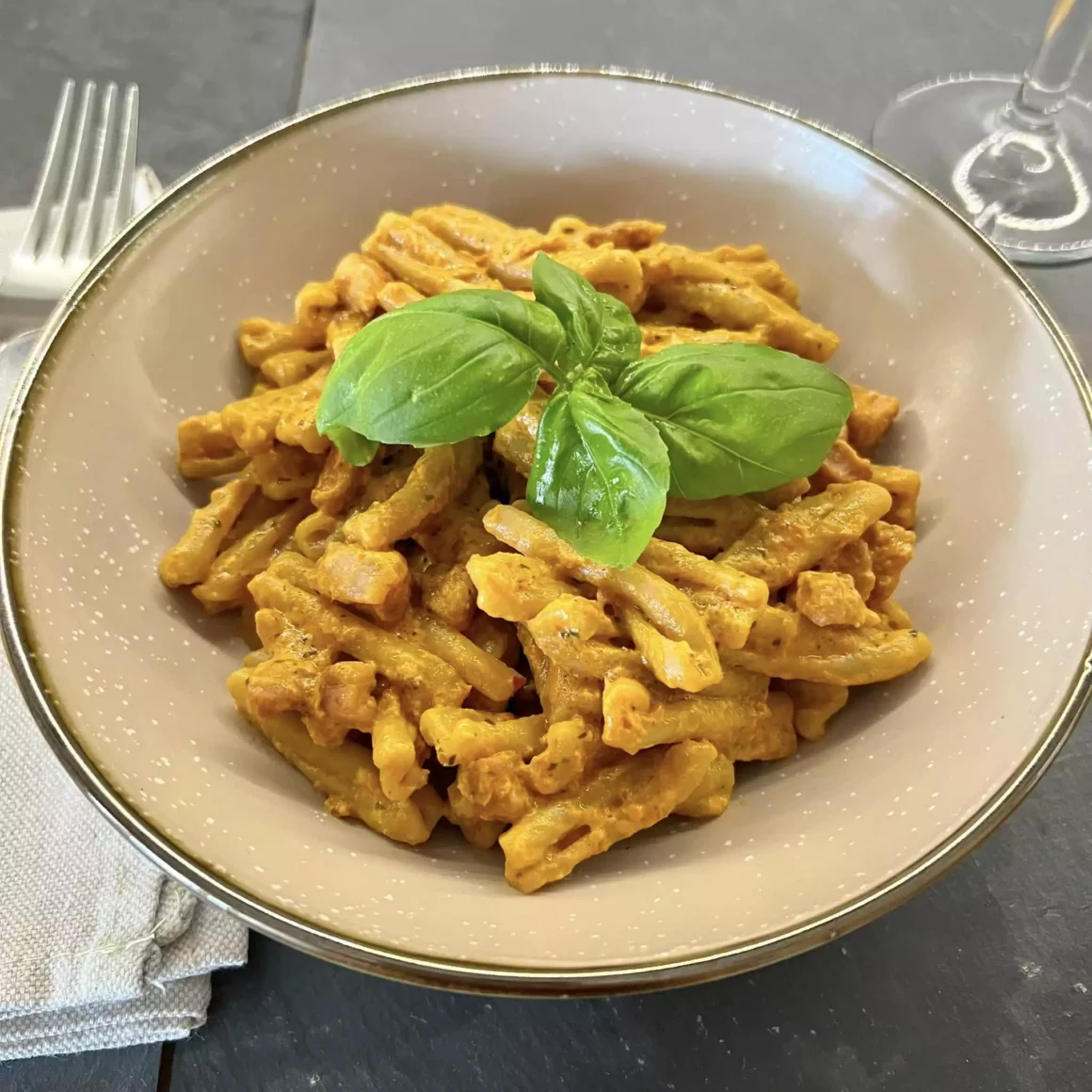“Mangiare con gli Occhi”: In Cucina con Tina Radicchio – Caserecce integrali al pesto di pomodori secchi robiola e pancetta