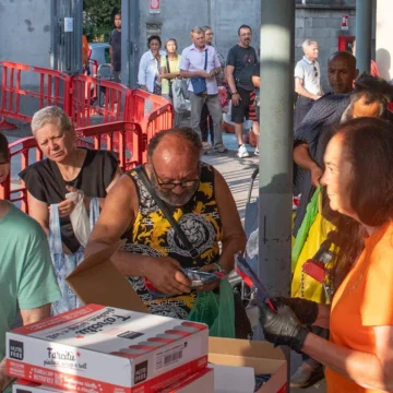 Ferragosto dei poveri a Milano, file interminabili per il cibo