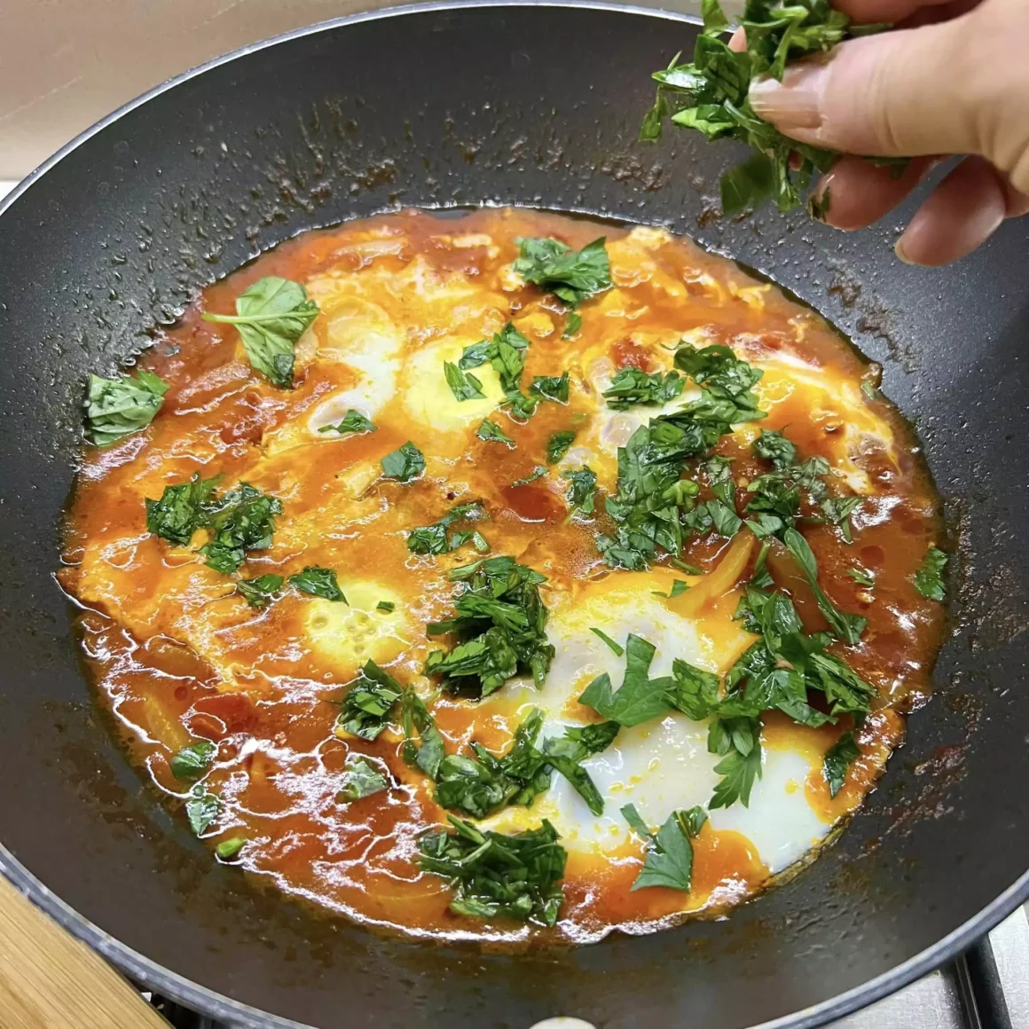 “Mangiare con gli Occhi”: In Cucina con Tina Radicchio – Uova al pomodoro