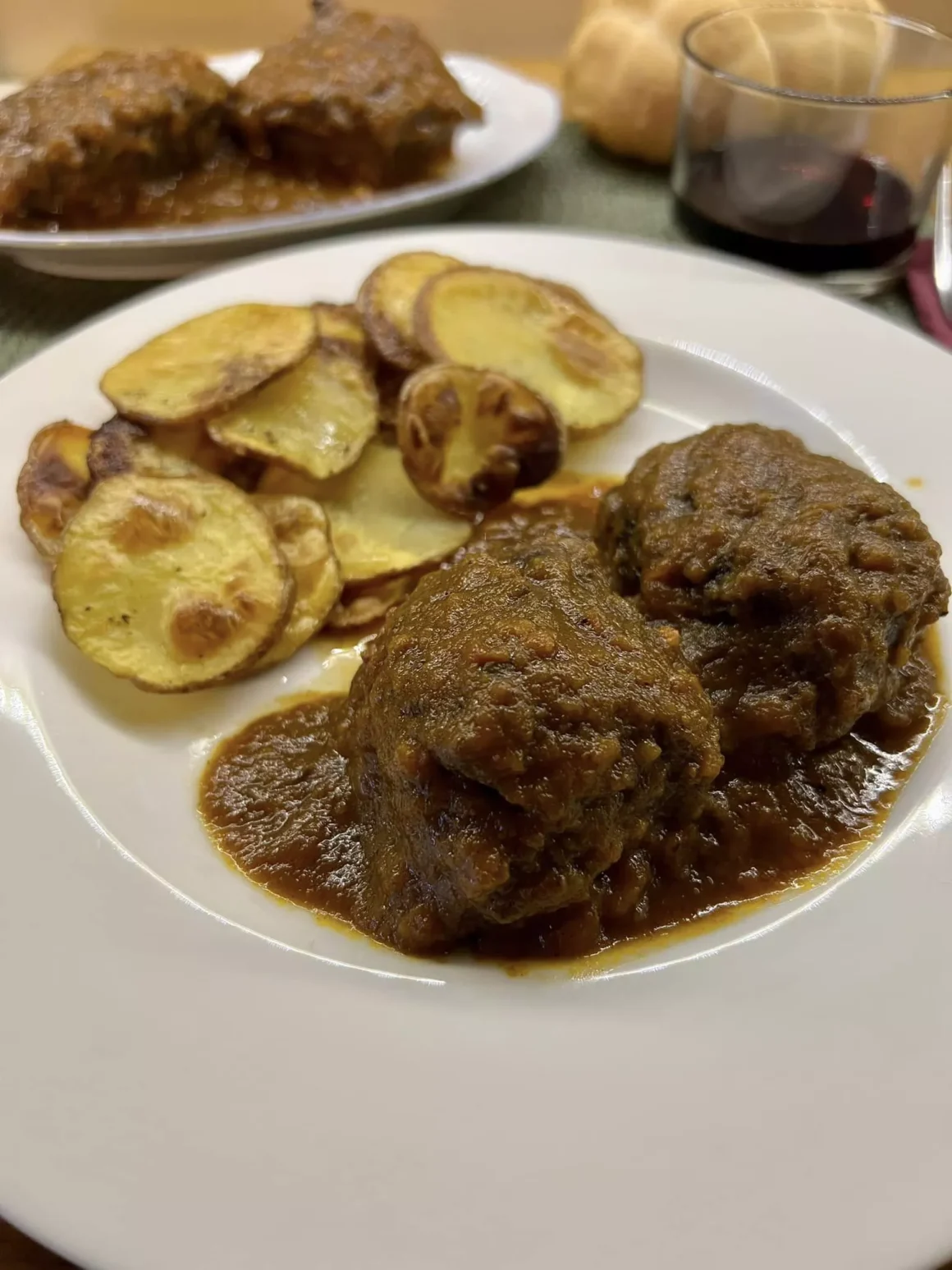 “Mangiare con gli Occhi”: In Cucina con Tina Radicchio – Guancialini o ganassini di maiale in umido