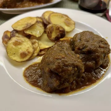 “Mangiare con gli Occhi”: In Cucina con Tina Radicchio – Guancialini o ganassini di maiale in umido