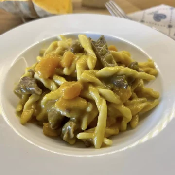 “Mangiare con gli Occhi”: In Cucina con Tina Radicchio – Strozzapreti Zucca Sasiccia Funghi e Taleggio 