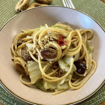 “Mangiare con gli Occhi”: In Cucina con Tina Radicchio – Spaghetti integrali con finocchi olive e acciughe