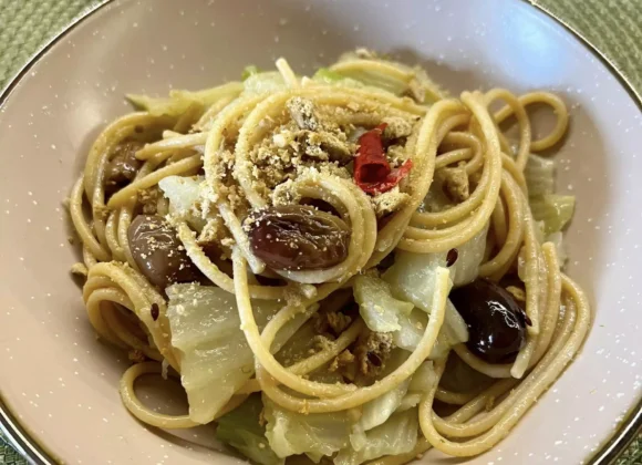 “Mangiare con gli Occhi”: In Cucina con Tina Radicchio – Spaghetti integrali con finocchi olive e acciughe