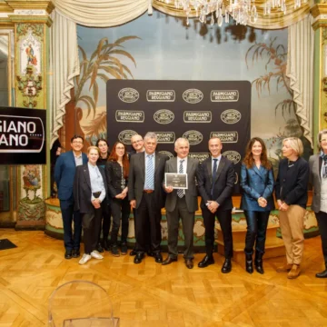 Il Consorzio del Parmigiano Reggiano festeggia 90 anni a Parigi