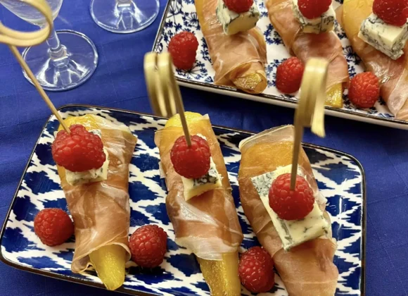 “Mangiare con gli Occhi”: In Cucina con Tina Radicchio – Pere Caramellate con Prosciutto di Parma, Gorgonzola e Lamponi