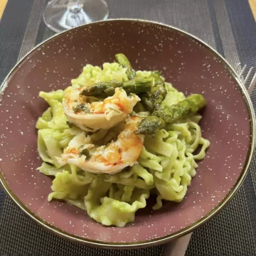 “Mangiare con gli Occhi”: In Cucina con Tina Radicchio – Reginette con crema di asparagi e gamberoni