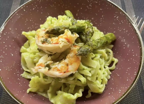 “Mangiare con gli Occhi”: In Cucina con Tina Radicchio – Reginette con crema di asparagi e gamberoni