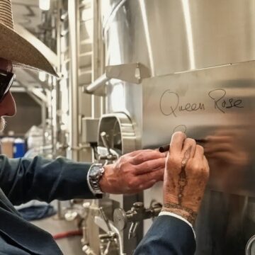 Il Rosé dei Queen sbarca in Italia: La firma di Roger Taylor su un’etichetta nata in Provenza