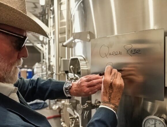 Roger-Taylor-firma-etichetta- Il Rosé dei Queen sbarca in Italia: La firma di Roger Taylor su un’etichetta nata in Provenza