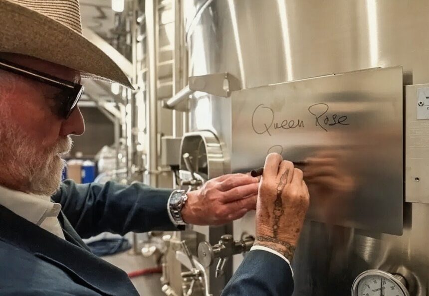 Roger-Taylor-firma-etichetta- Il Rosé dei Queen sbarca in Italia: La firma di Roger Taylor su un’etichetta nata in Provenza