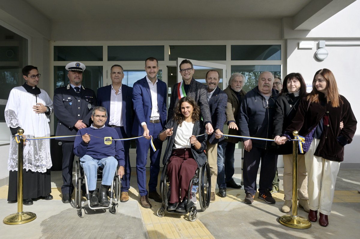 Il taglio del nastro all'inaugurazione