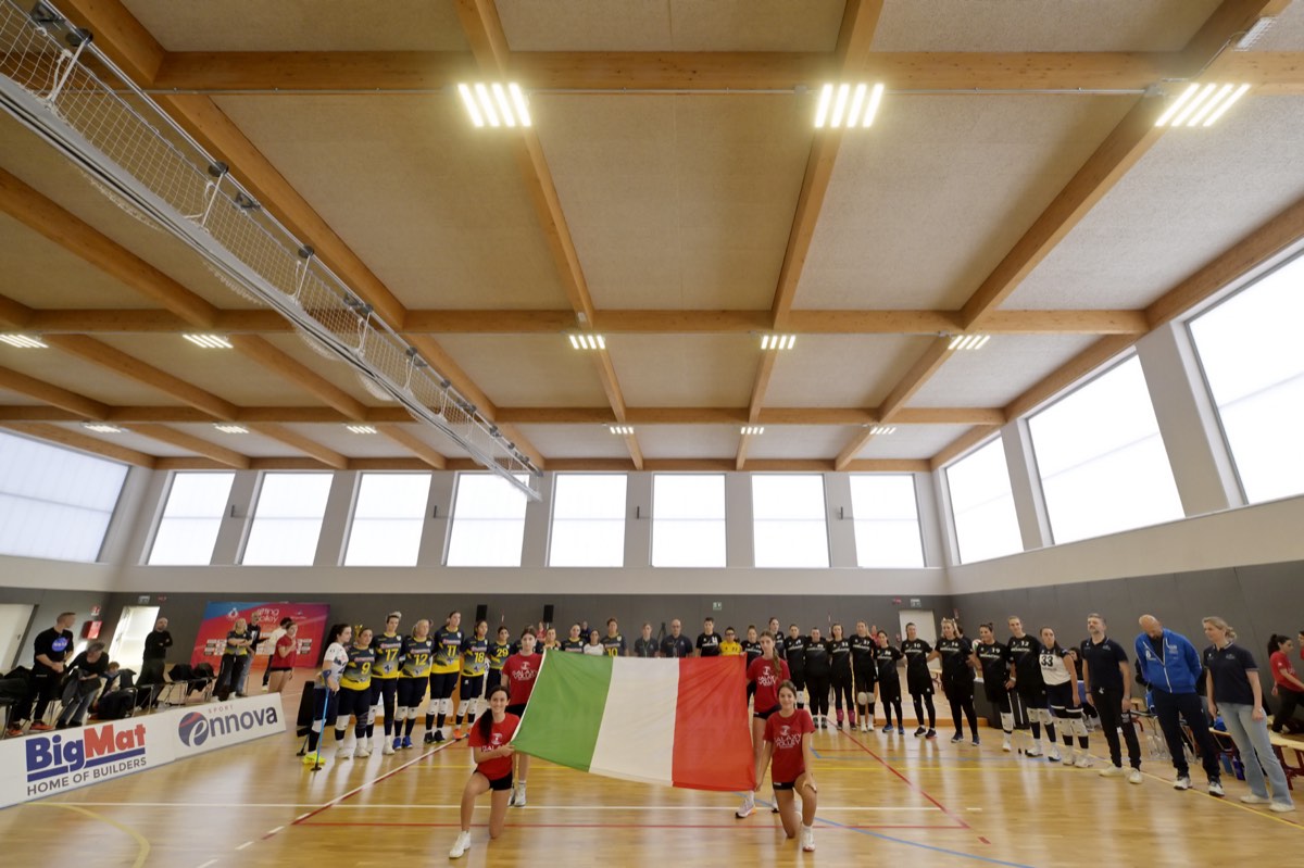 Le squadre schierate in campo per la Supercoppa di Sitting Volley