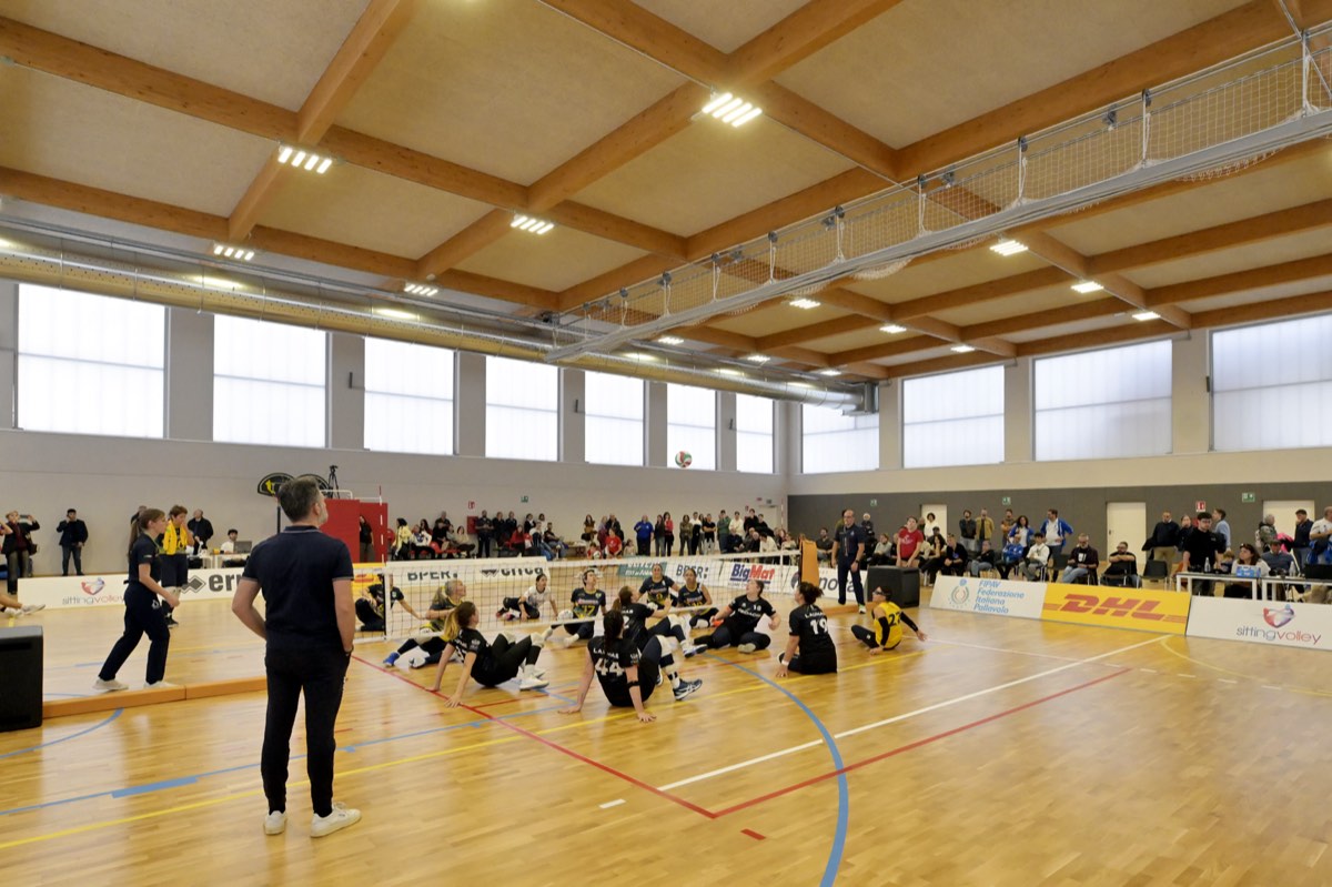 Una partita di sitting volley nel nuovo palazzetto