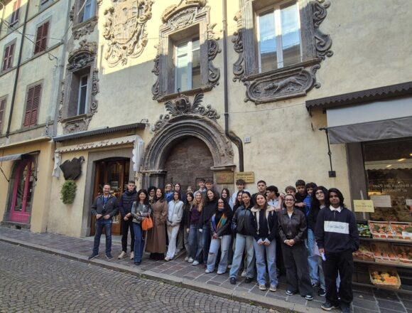 Di Porta in Porta, a Borgo Val di Taro gli studenti raccontano portali e stemmi del centro storico