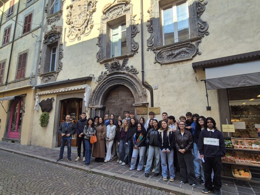 Di Porta in Porta, a Borgo Val di Taro gli studenti raccontano portali e stemmi del centro storico