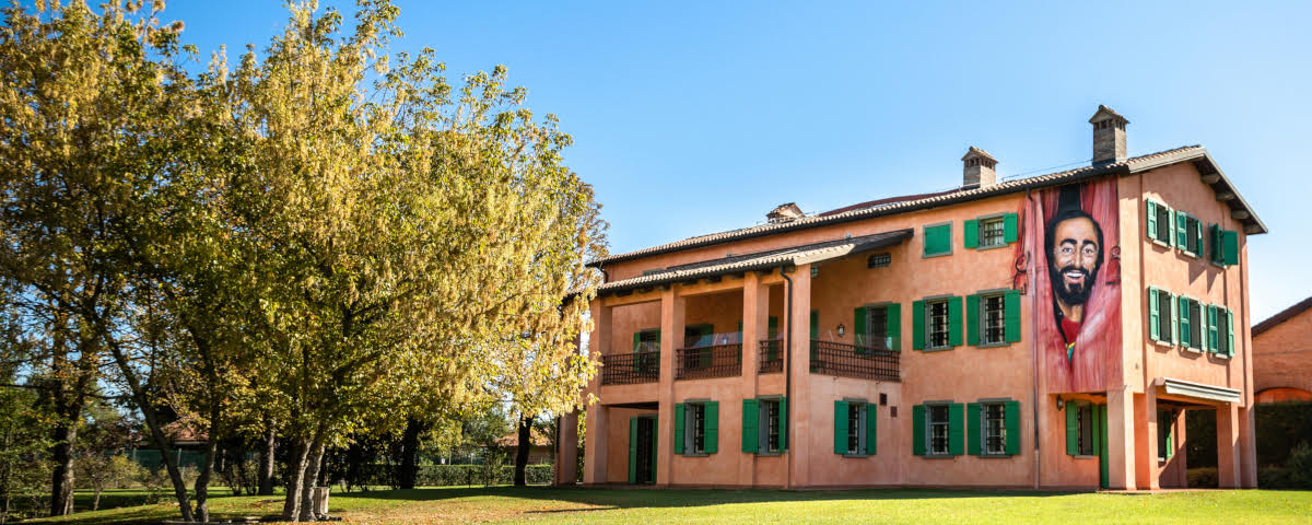 L'esterno della Casa Museo Luciano Pavarotti a Modena