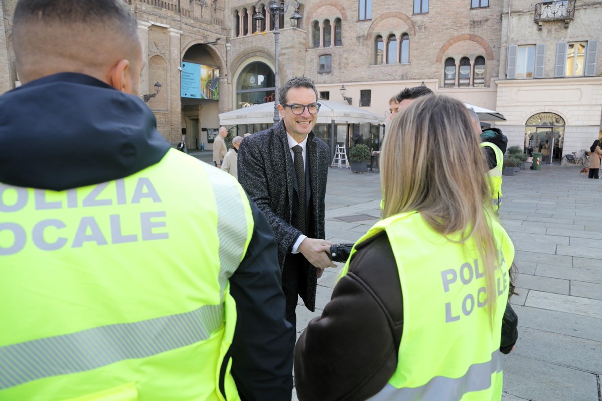 Il saluto ai nuovi agenti della Polizia Locale in piazza Garibaldi