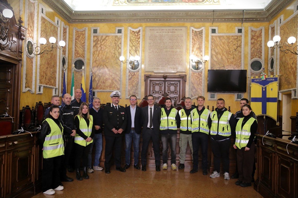 Foto di gruppo dei nuovi agenti con il comandante e gli amministratori