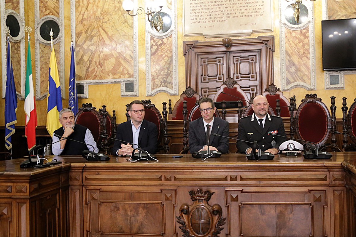 Il tavolo della presentazione in Municipio, con il comandante della Polizia Locale