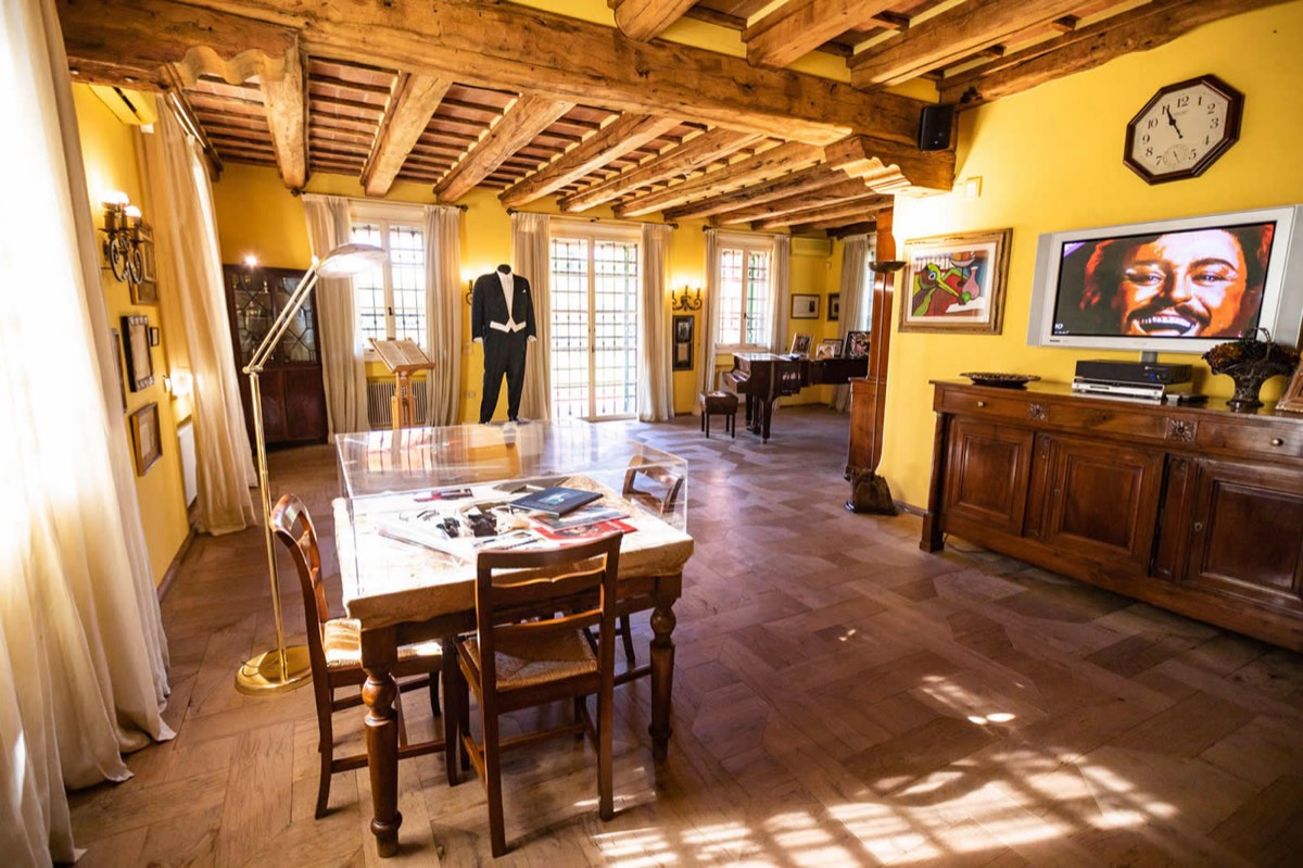 Gli interni della Casa Museo Luciano Pavarotti